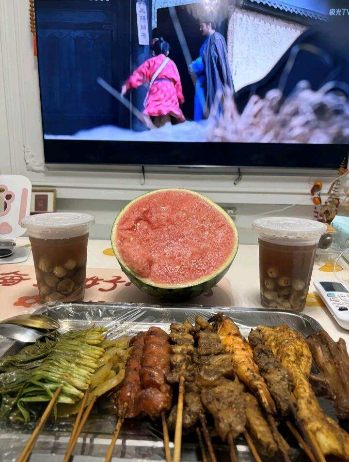 夜晚烧烤下雨天一个人在家边吃边追剧的惬意生活-校园频道