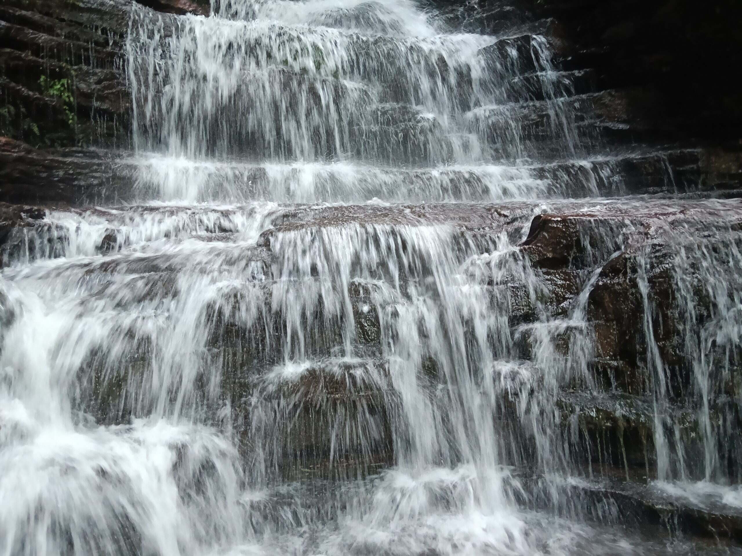 贵州小型瀑布，玩水真凉快-校园频道