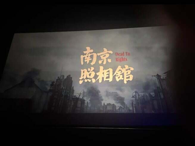 散场的灯亮了，没人说话。-校园频道