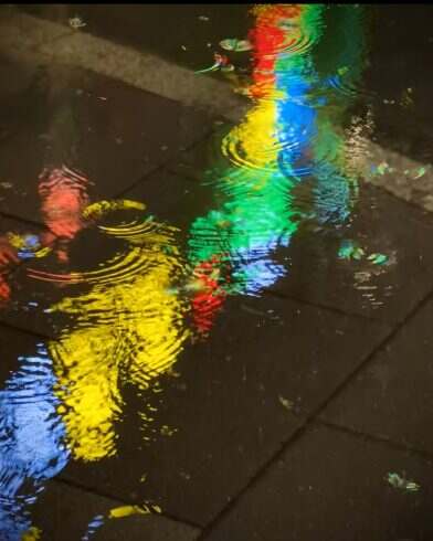 夜晚的积水滩像是一幅彩虹色的油画-校园频道