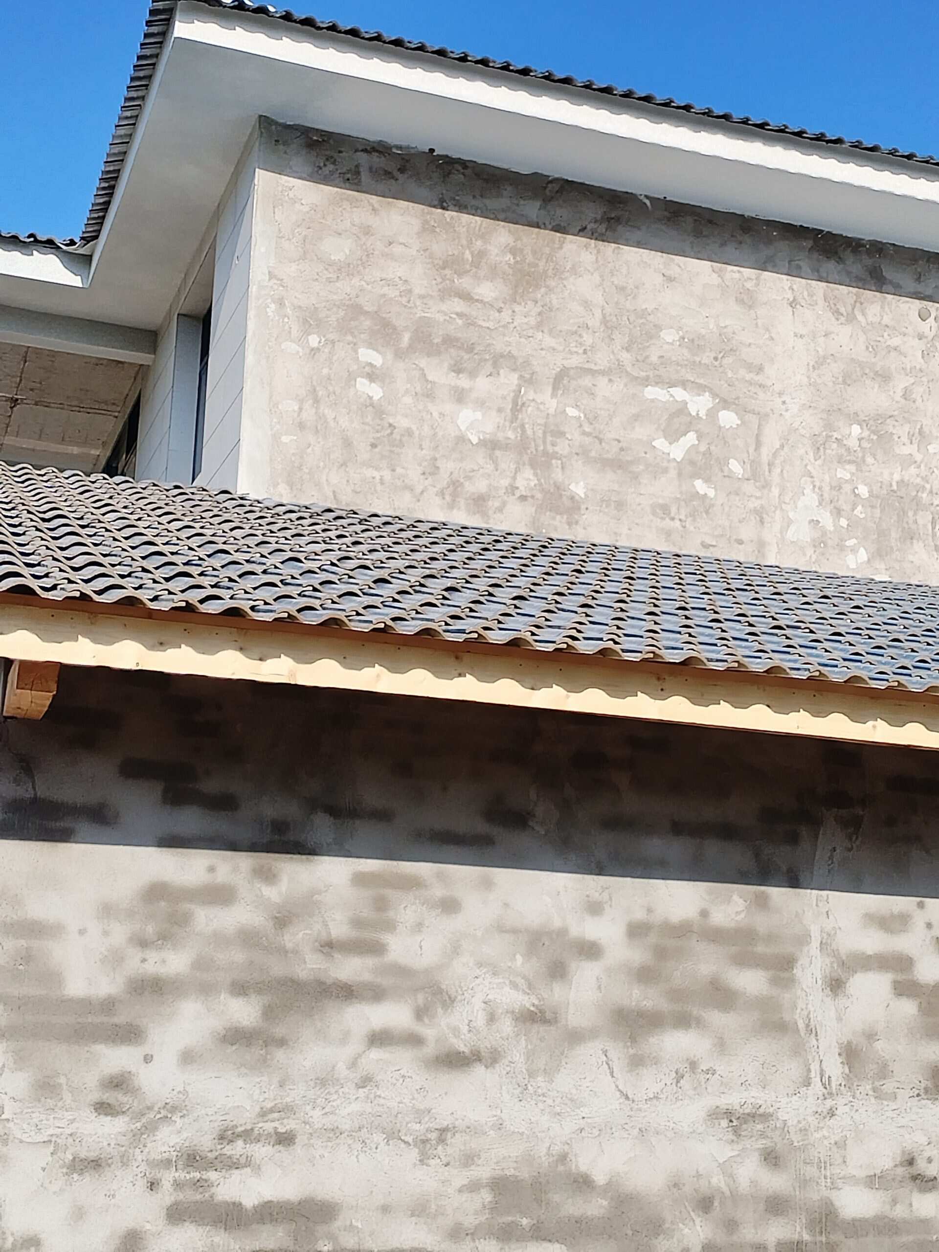 累了累了 他们弄房瓦 我为什么要在下面给他们递呀-校园频道